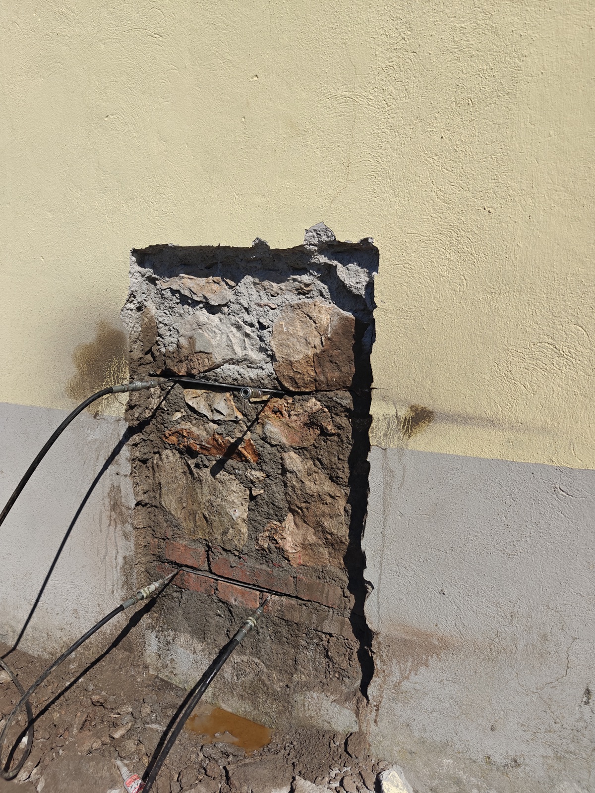 Pannello murario con iniettori e martinetti piatti installati in più corsi durante campagna diagnostica IPCS su edificio scolastico