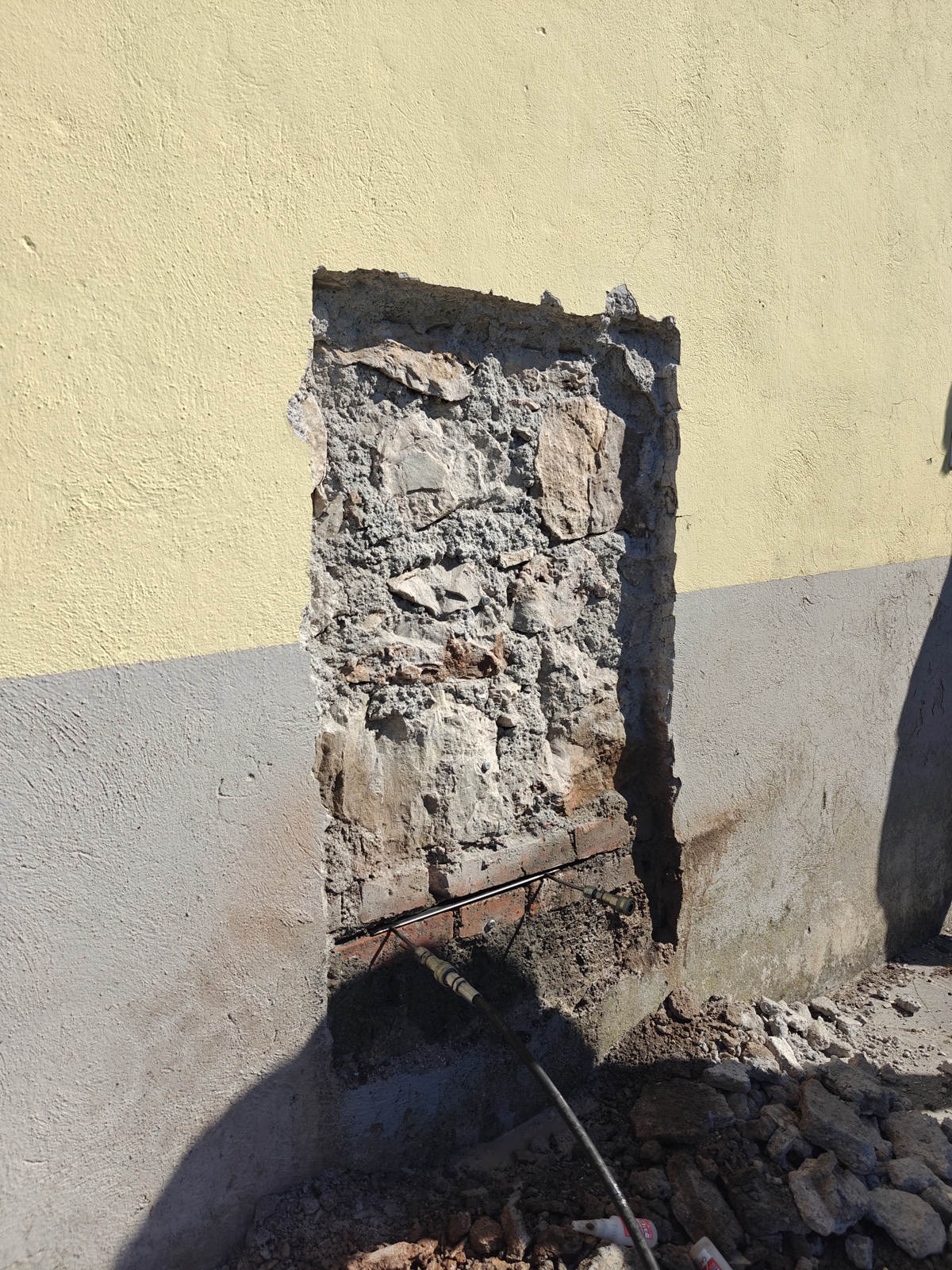 Pannello murario in pietrame e malta esposto dopo asportazione dell'intonaco — preparazione al posizionamento dei martinetti piatti