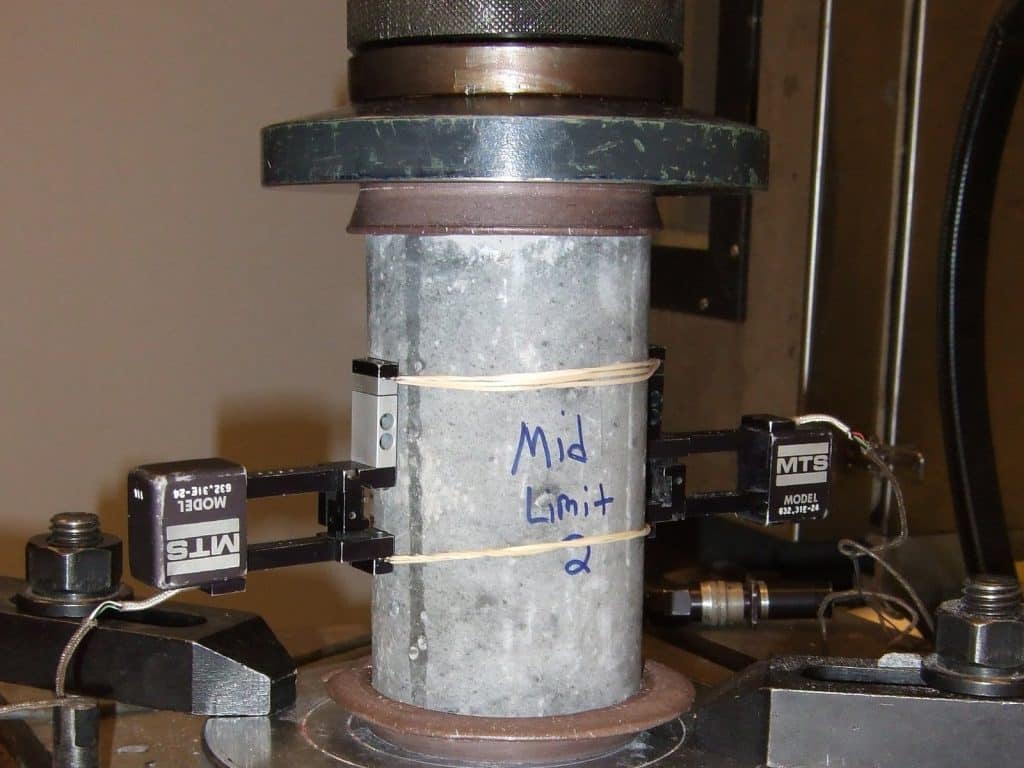 Cubetto di calcestruzzo da 150 mm sotto la pressa durante una prova di compressione in laboratorio