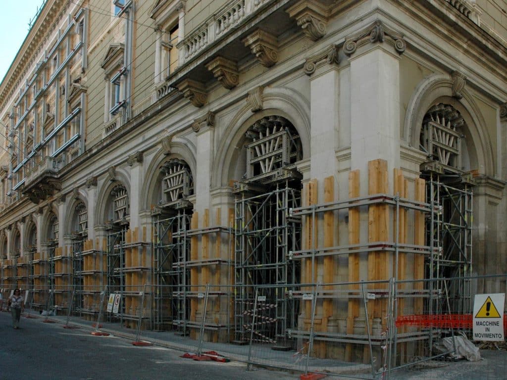 Edificio storico con puntellature metalliche e ponteggi durante i lavori di messa in sicurezza e consolidamento antisismico